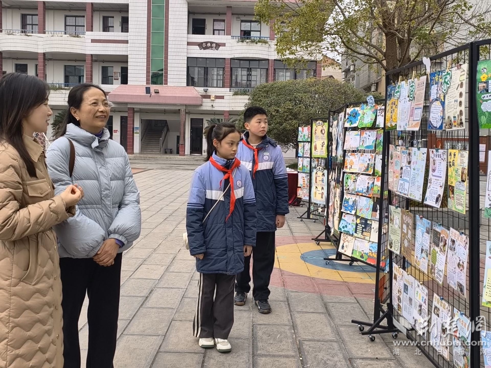 宜昌市桃花岭小学师生在当阳市太子桥小学观摩书画社团成果展.jpg.jpg