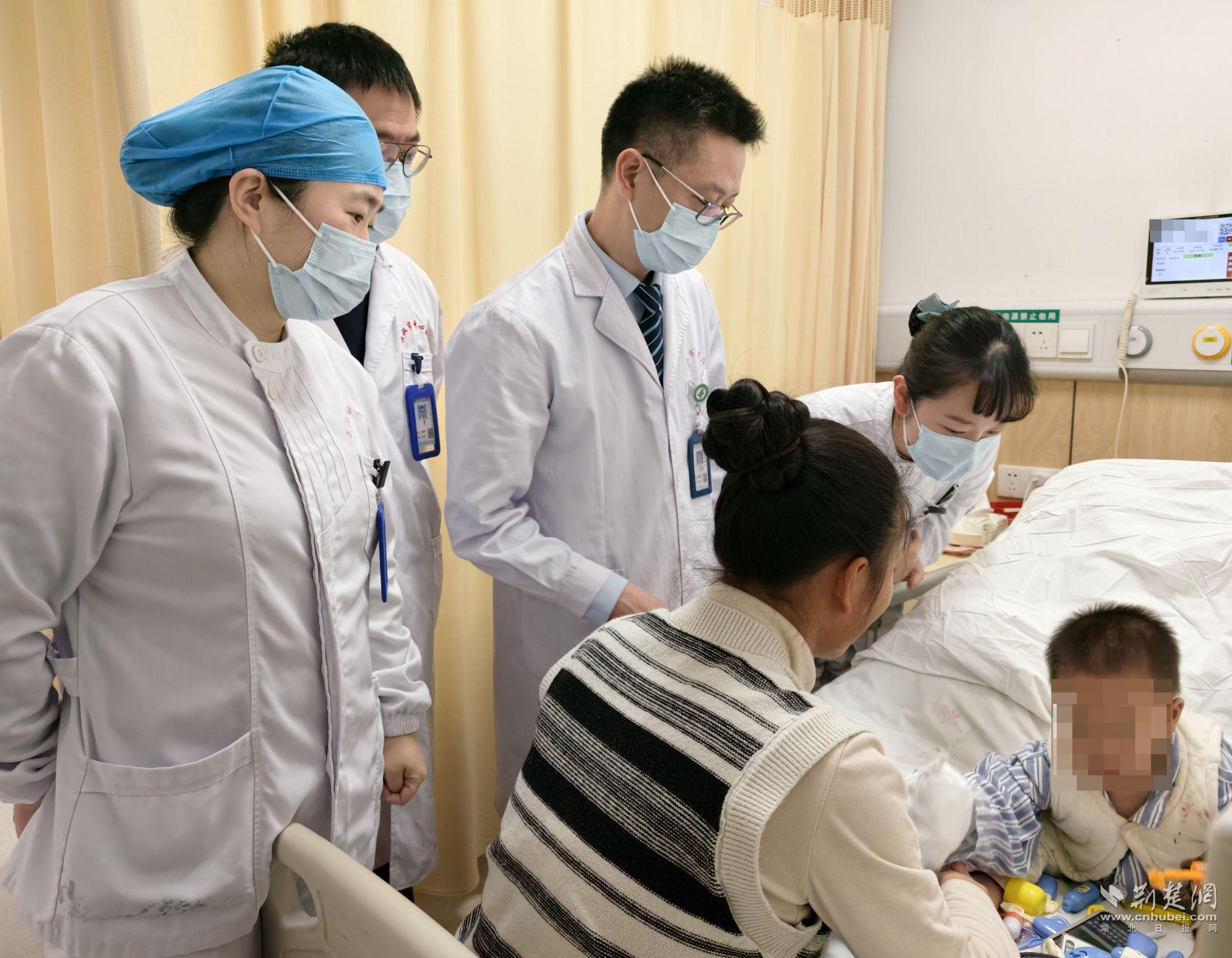 武汉市中心医院创伤中心医护团队查看患儿术后恢复情况.jpg.jpg