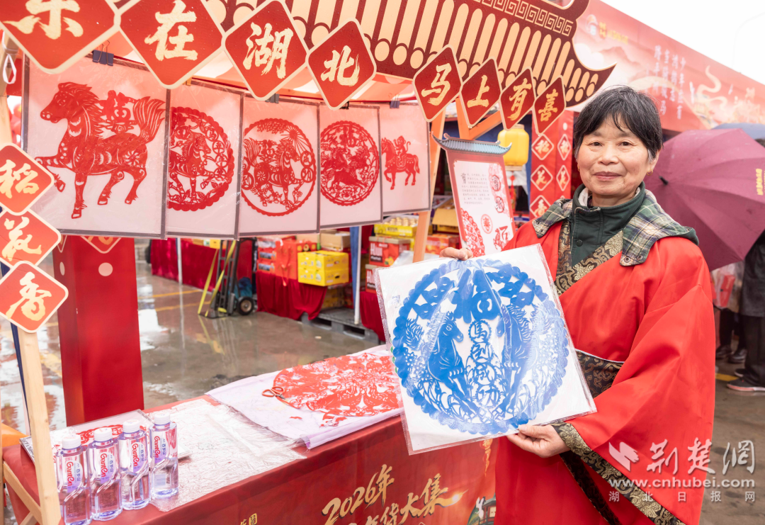 宜昌非遗传承人现场展示剪纸。夏靓 摄.png.png