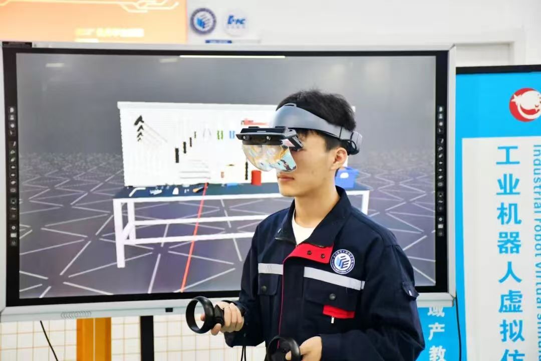 2-2武汉软件学院学生用VR设备学习智能制造.jpg