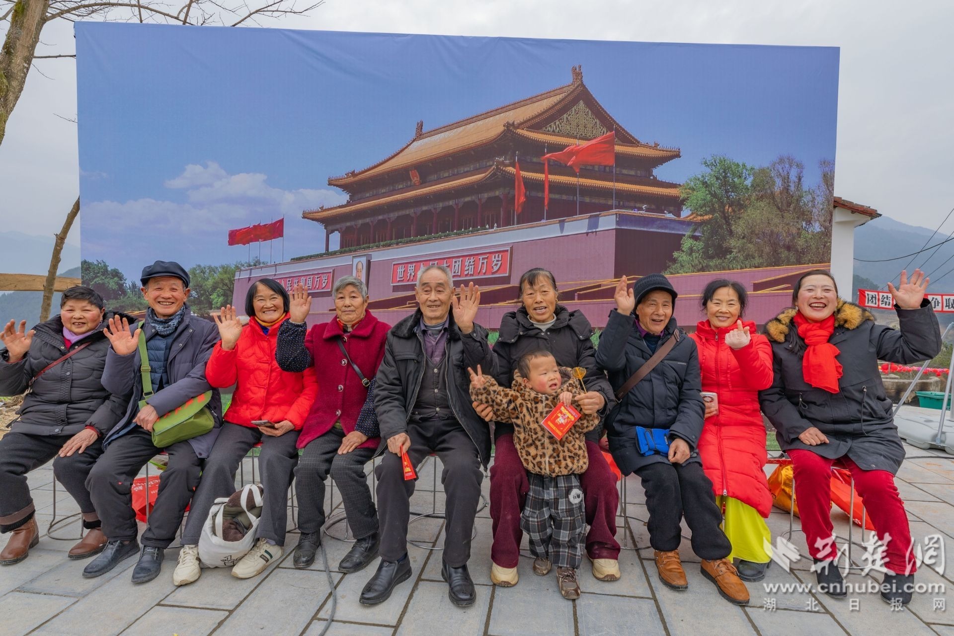 村民们在天安门海报前拍摄“全家福”.jpg.jpg