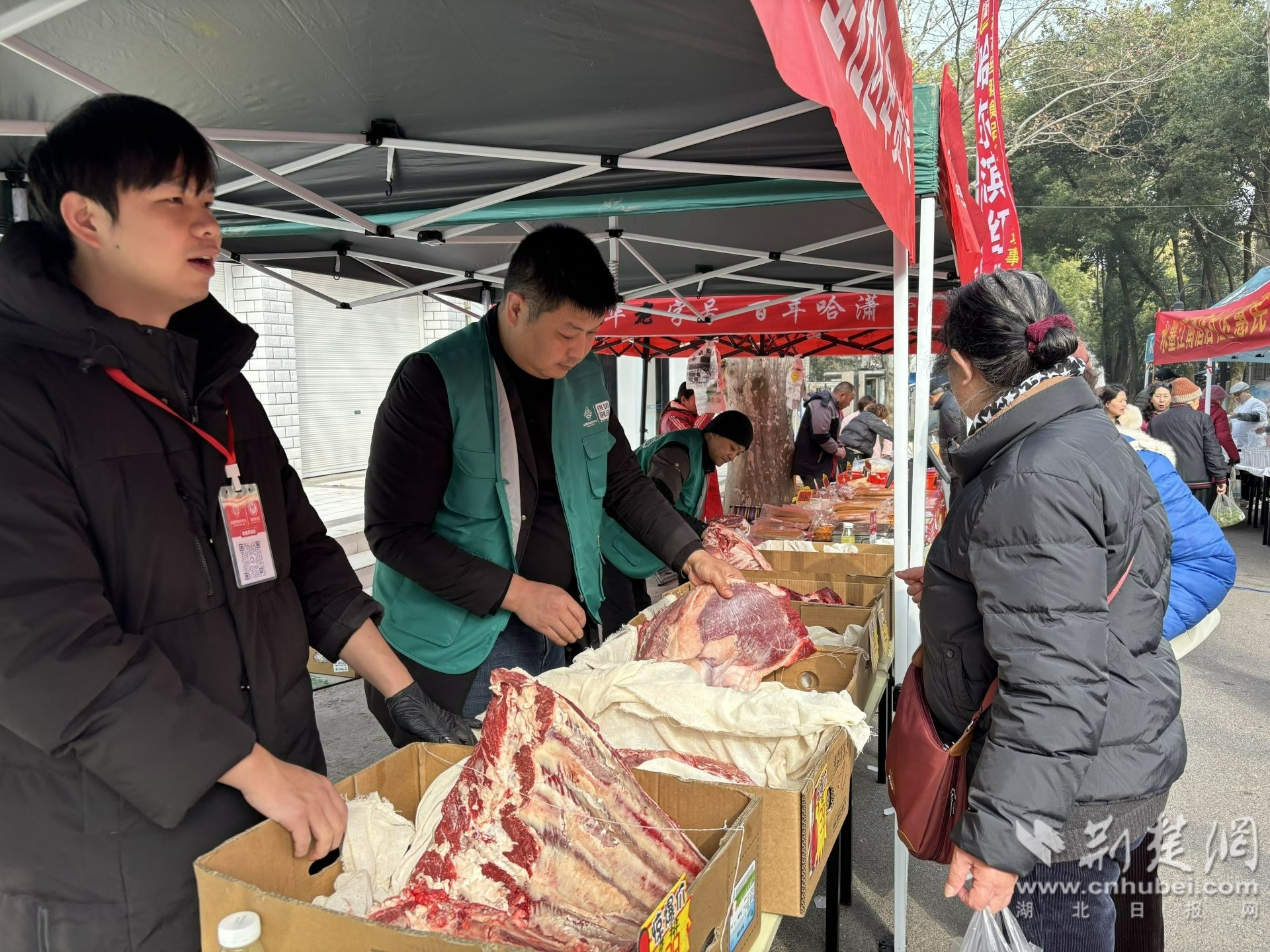 楼下选购省心力，珞珈年货节藏满新春暖意