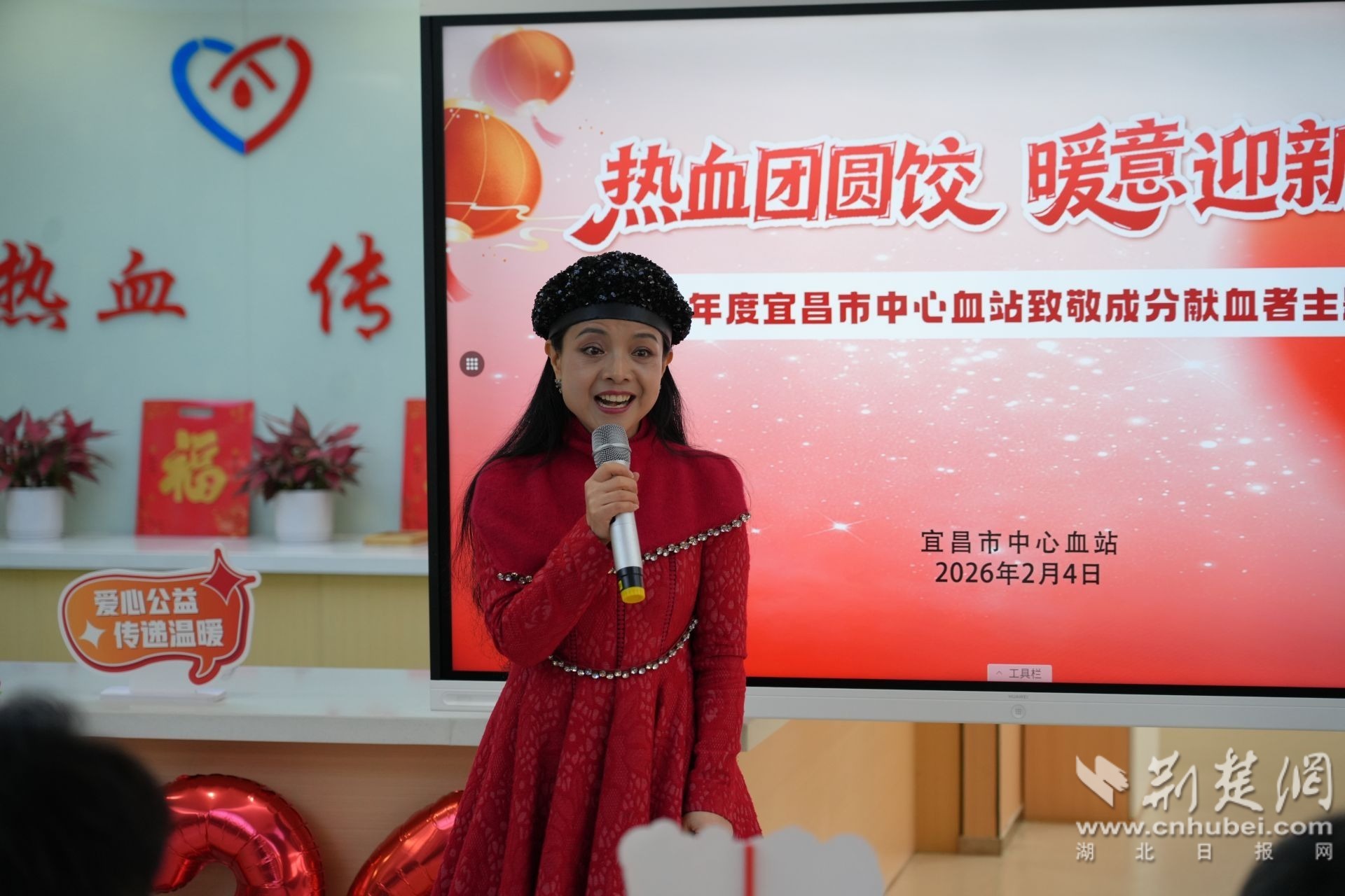 中国音乐家协会会员、中国文艺志愿者陈娟女士作为特殊志愿者，登台为宜昌的无偿献血英雄们公益献唱。冯晓芊 摄.JPG.JPG