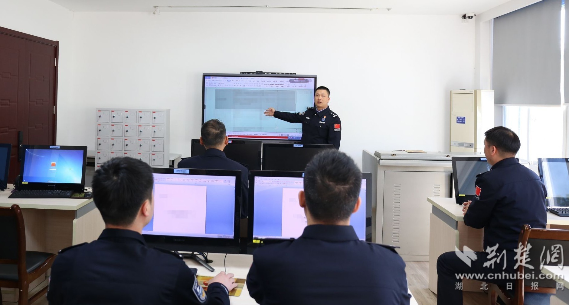 图为路畅为民警授课(黎嘉冕 摄).jpg.jpg