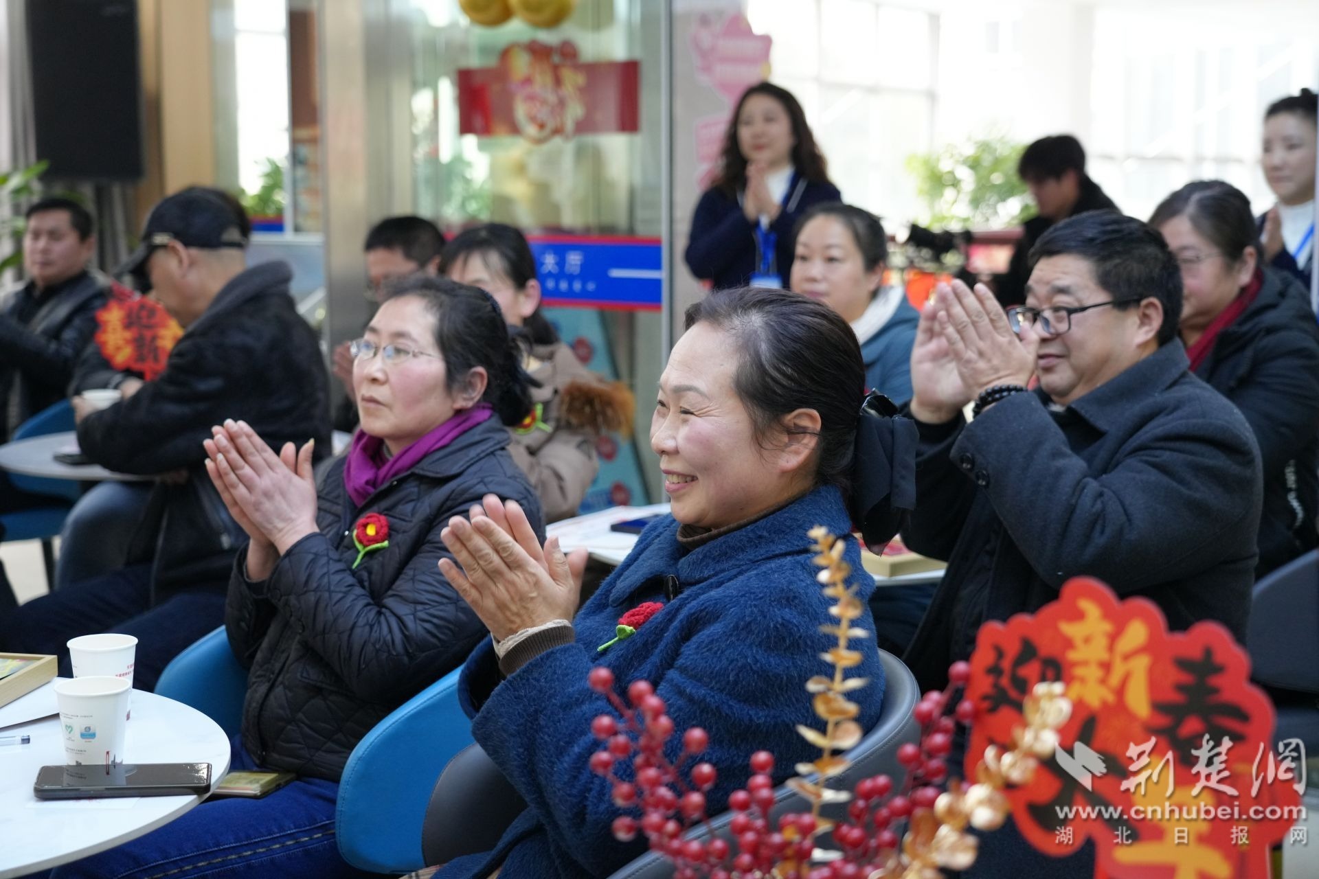 40余位长期坚持捐献成分血的献血者代表与血站工作人员、志愿者齐聚一堂。唐姝亚 摄.JPG.JPG