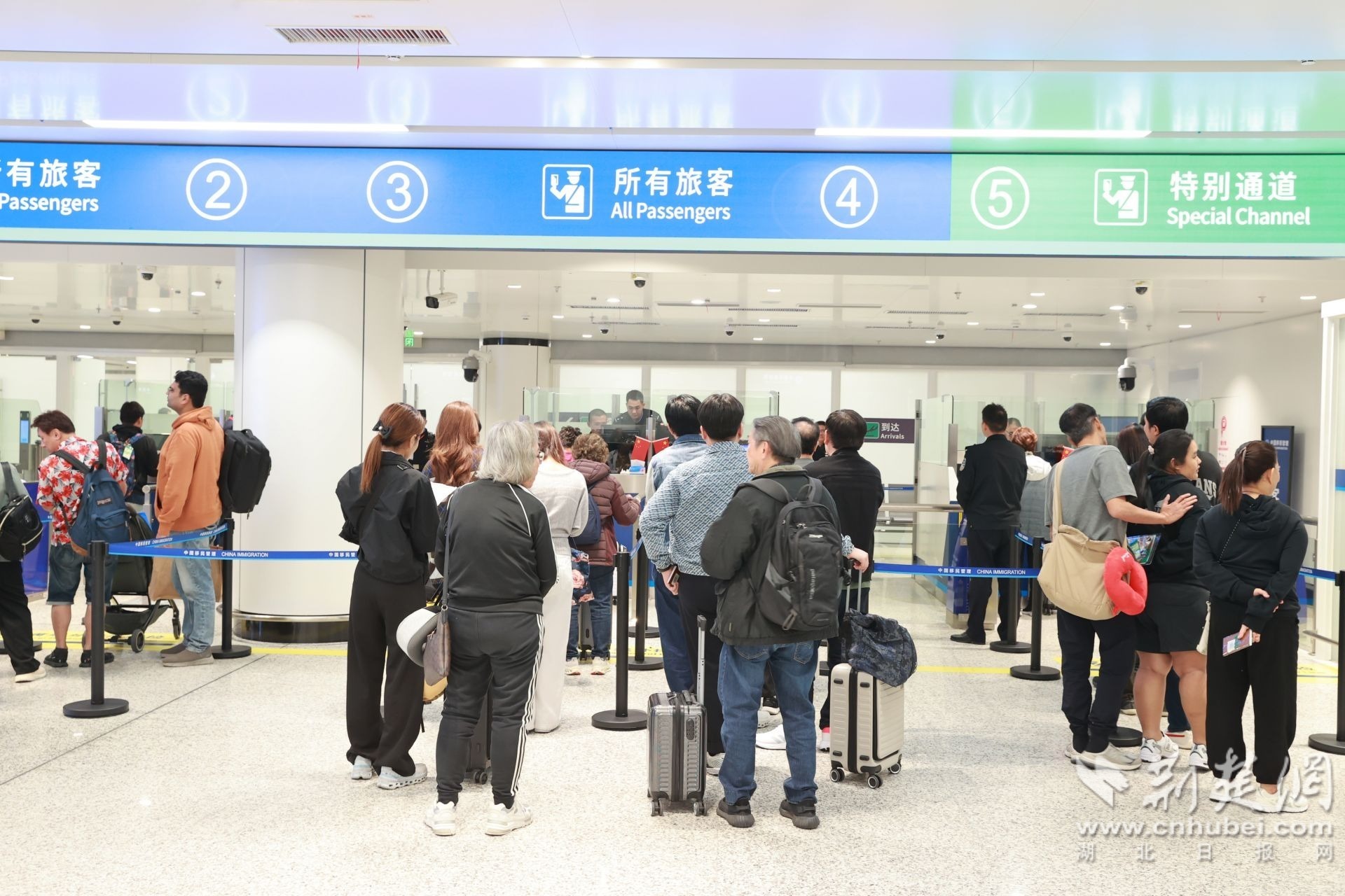 图为旅客排队办理边检手续（钟鹏宇 摄）.JPG.JPG