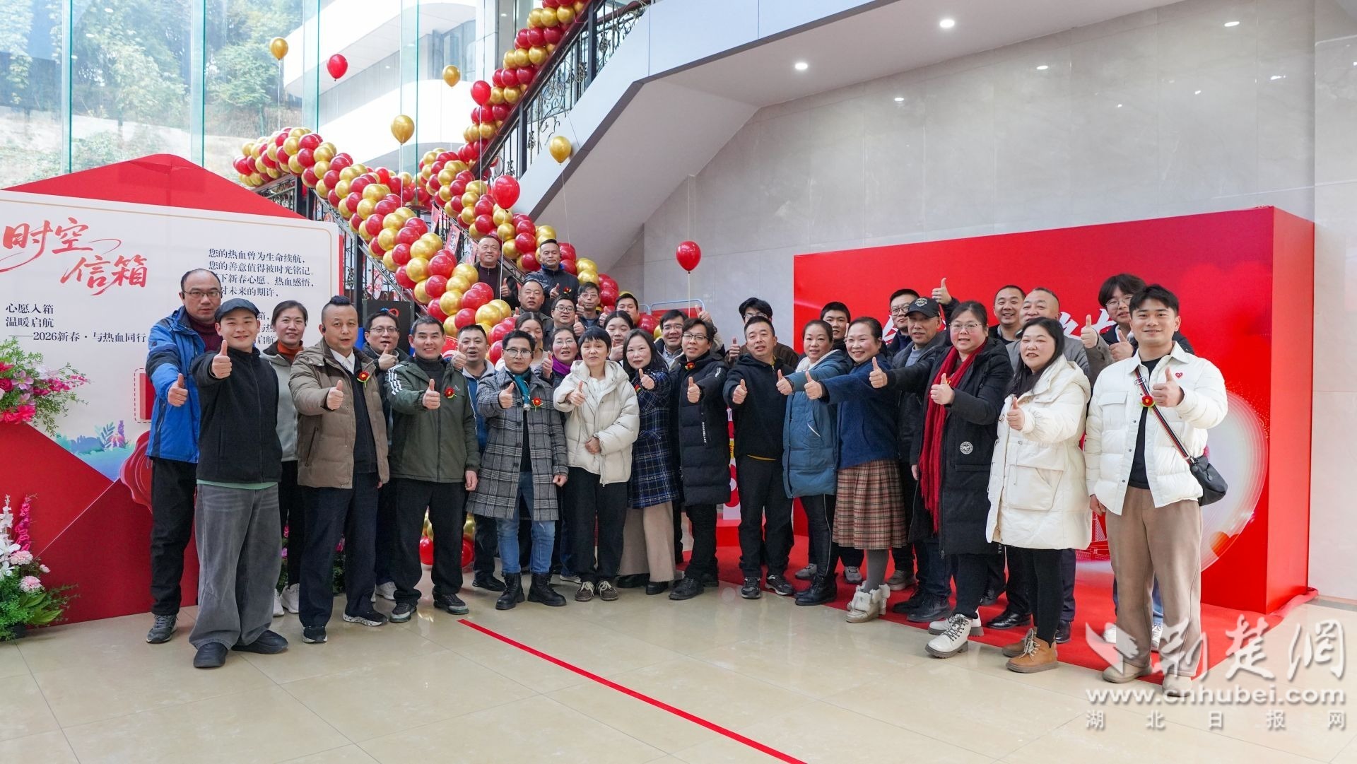 献血者代表们合影留念。唐姝亚 摄.jpg.jpg