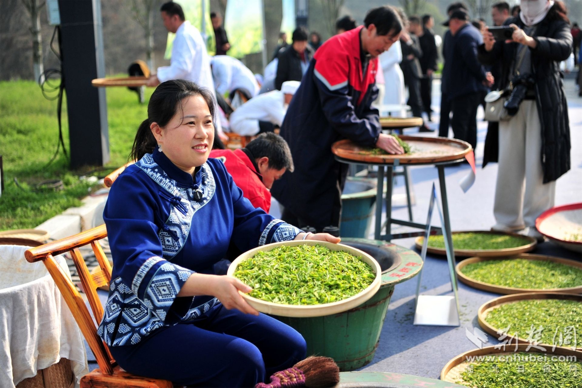 茶艺师现场展示新茶，一篇绿意盛景。通讯员供图.jpg.jpg