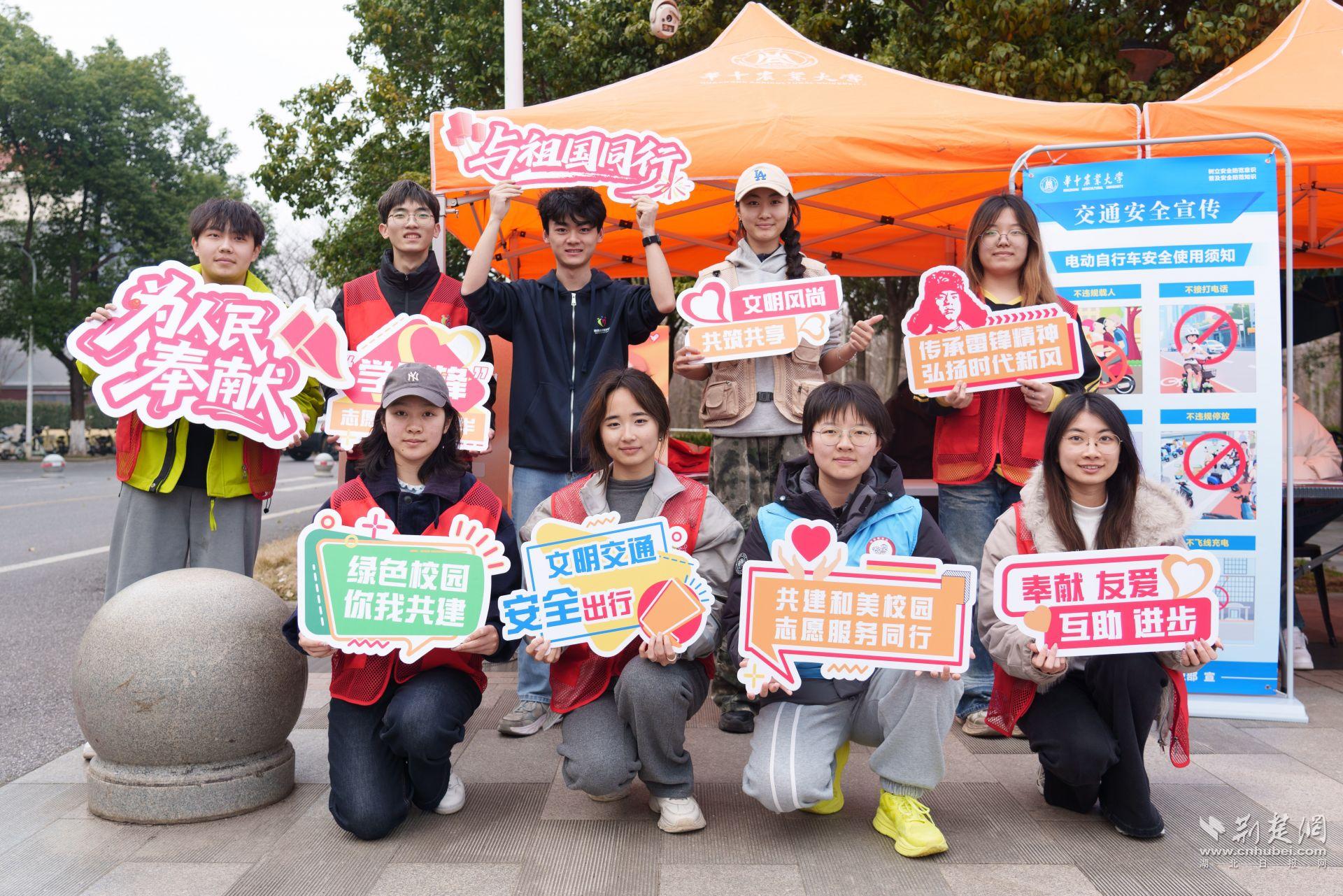 志愿者合影(学通社记者 韩鑫垚 摄).jpg.jpg