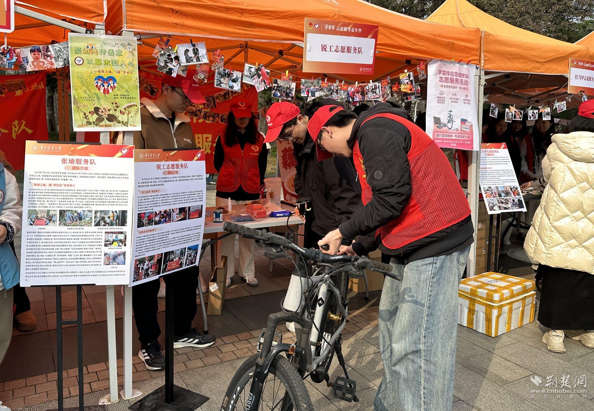 锐工志愿服务队的志愿者开展志愿服务(岳思佳 摄).jpg.jpg