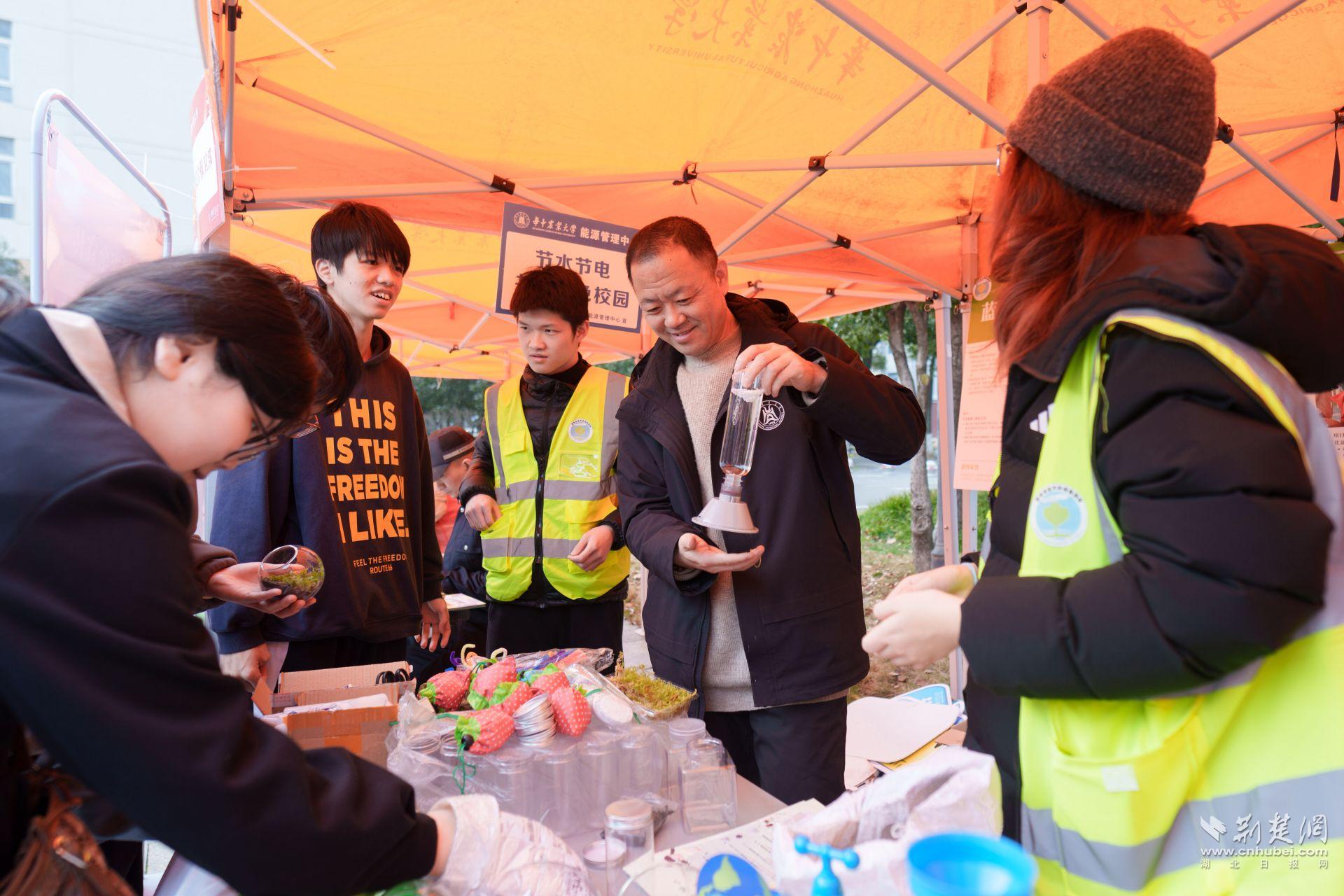 学校建安部与绿色协会展示绿色校园活动(学通社记者 韩鑫垚 摄).jpg.jpg