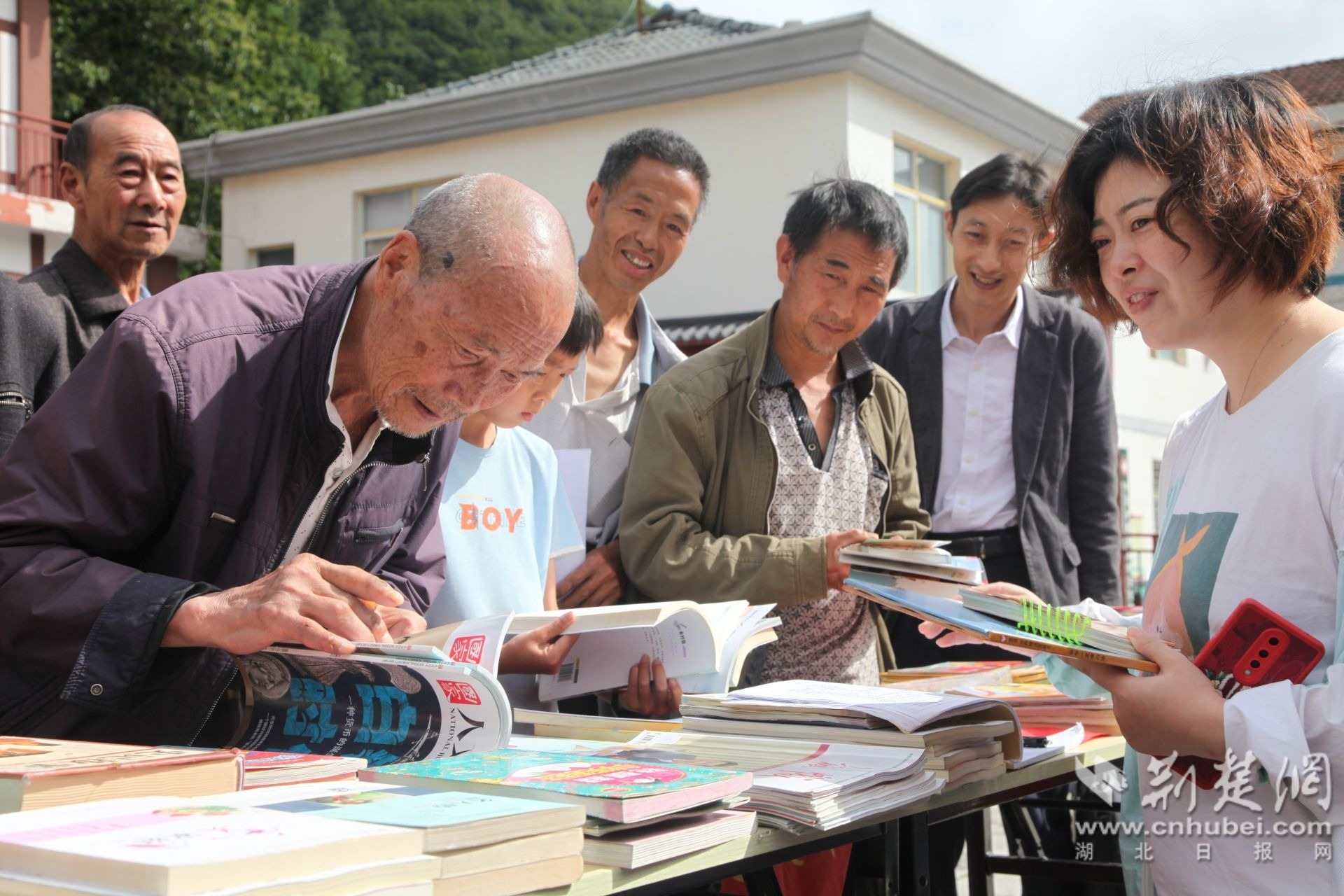 2022年9月,在湾潭镇红烈村开展关爱特殊人群,送阅读进乡村活动.JPG.JPG