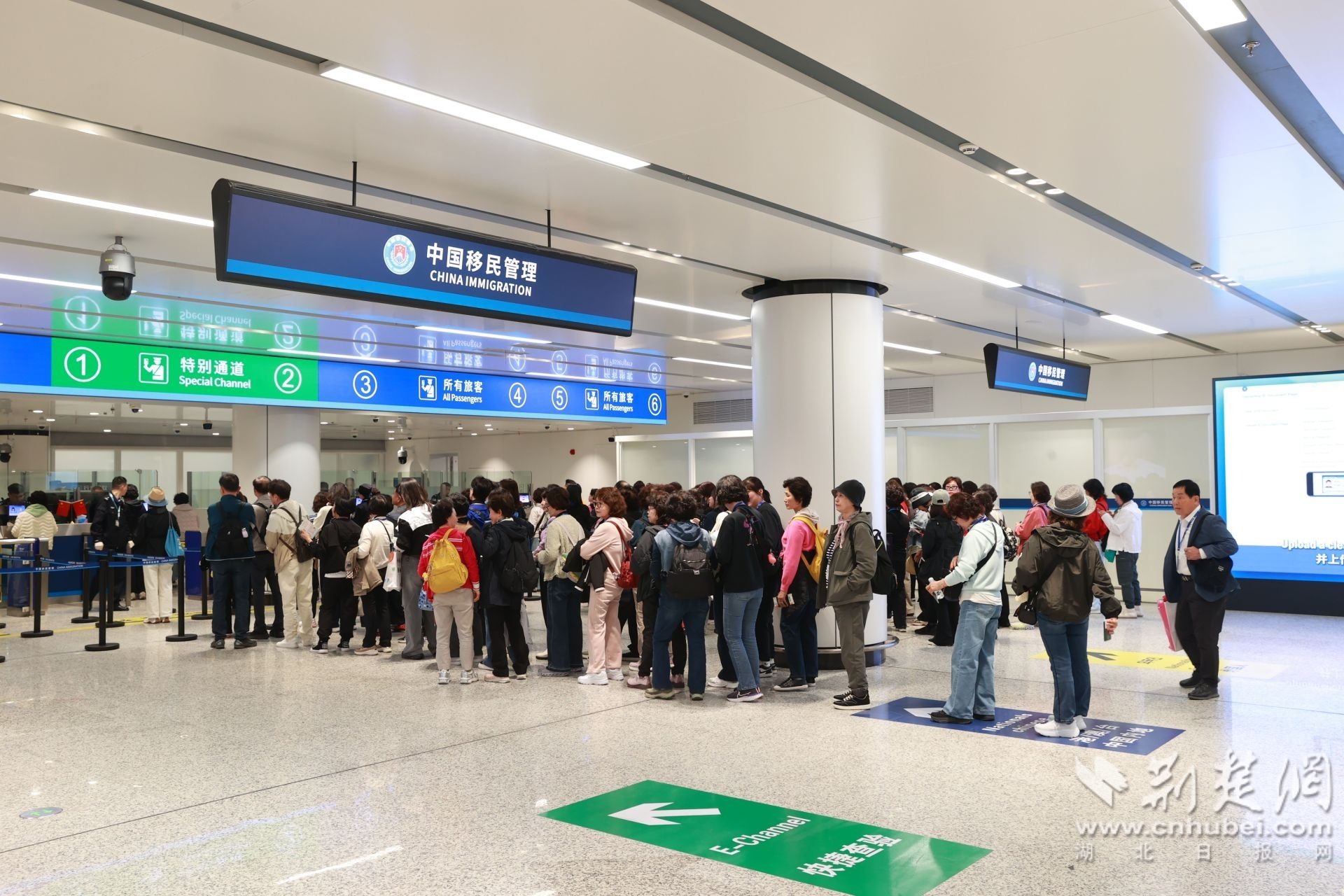 图为韩国旅行团进入边检大厅 钟鹏宇摄2.JPG.JPG