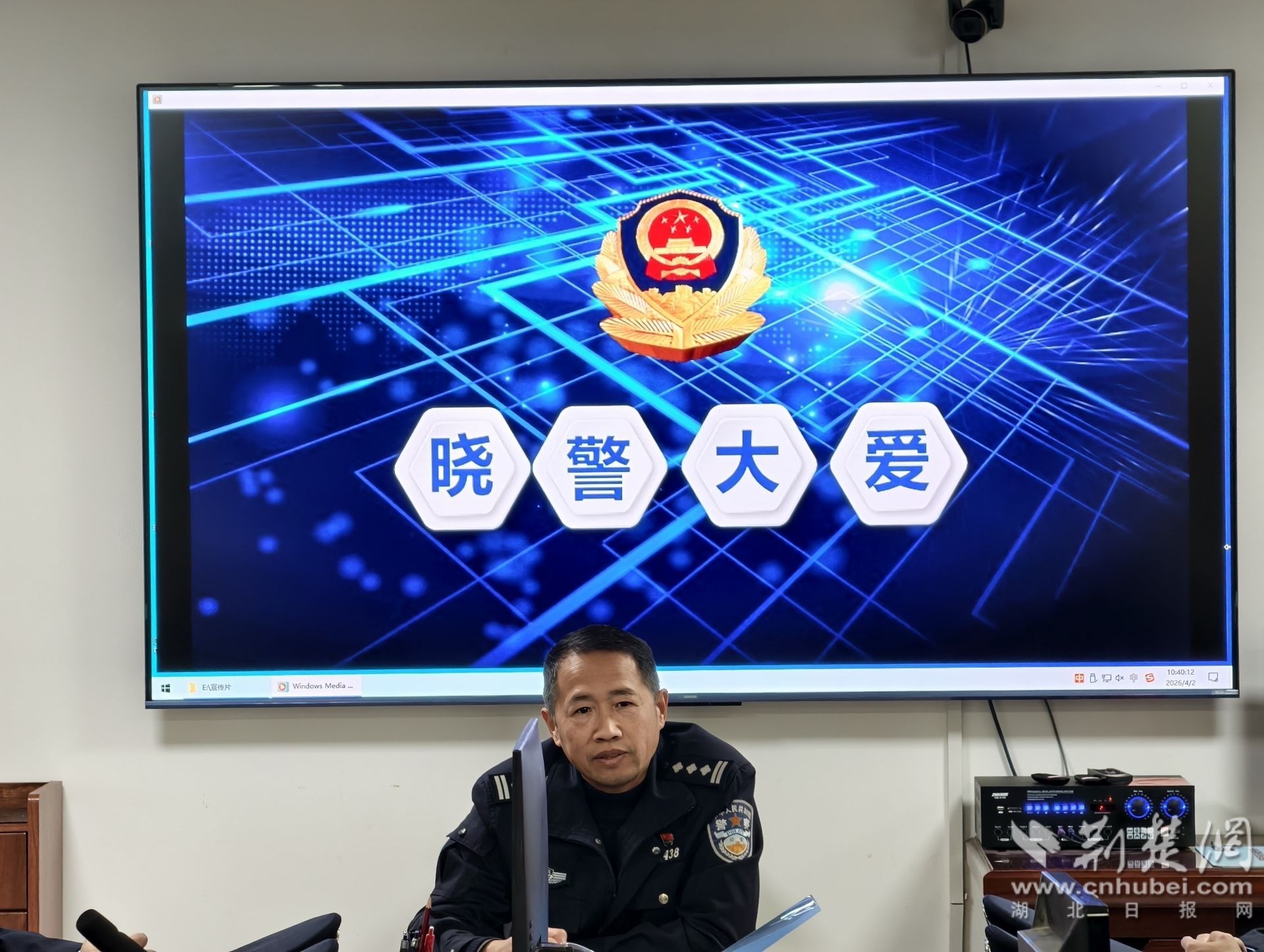 原熊家山派出所民警李续华给青年民警讲述付晓华同志生前事迹.jpg.jpg