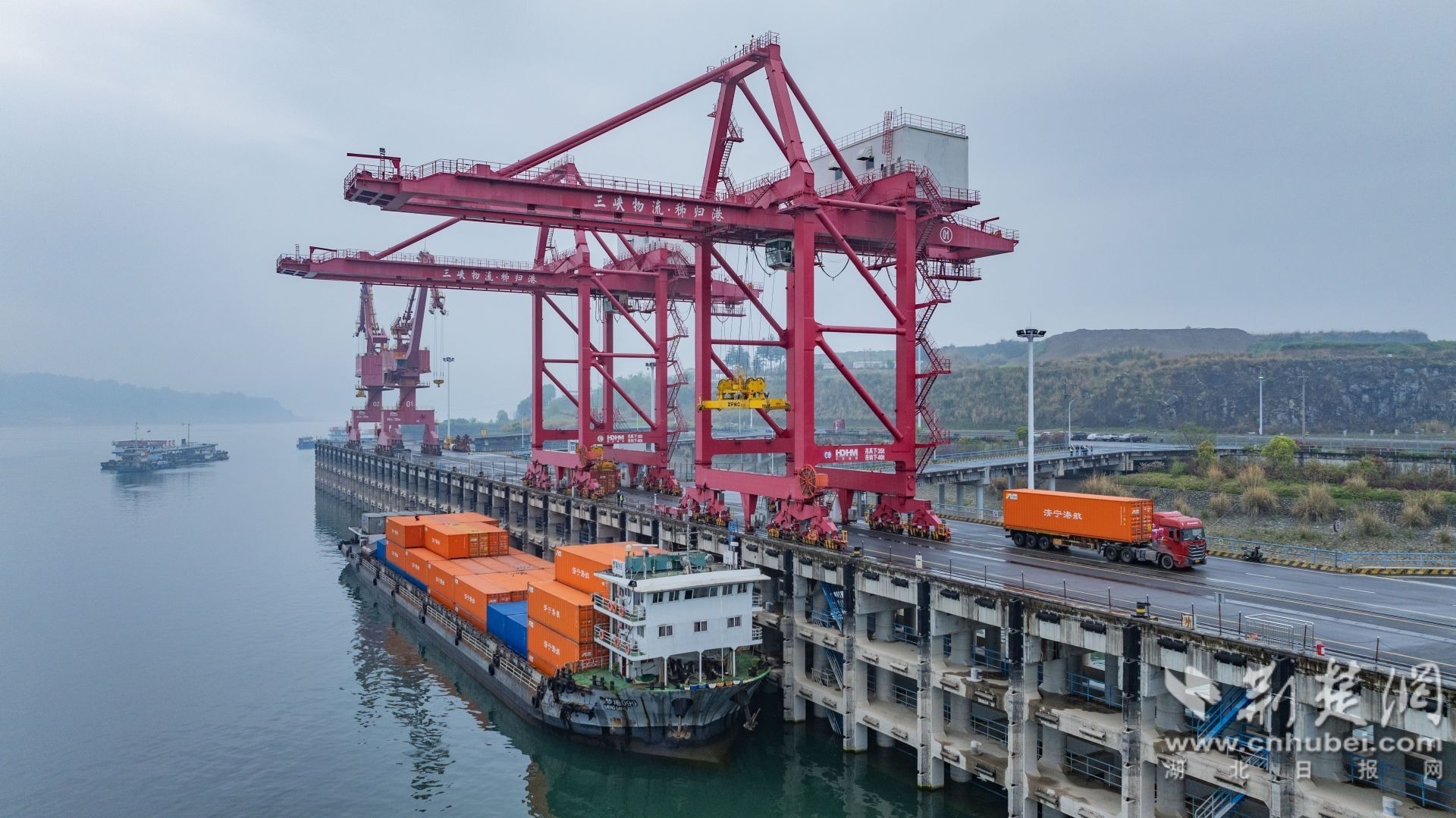 2026年4月9日，在三峡物流秭归港码头，岸桥吊机正在开展吊装作业。 彭强摄(4).jpg.jpg