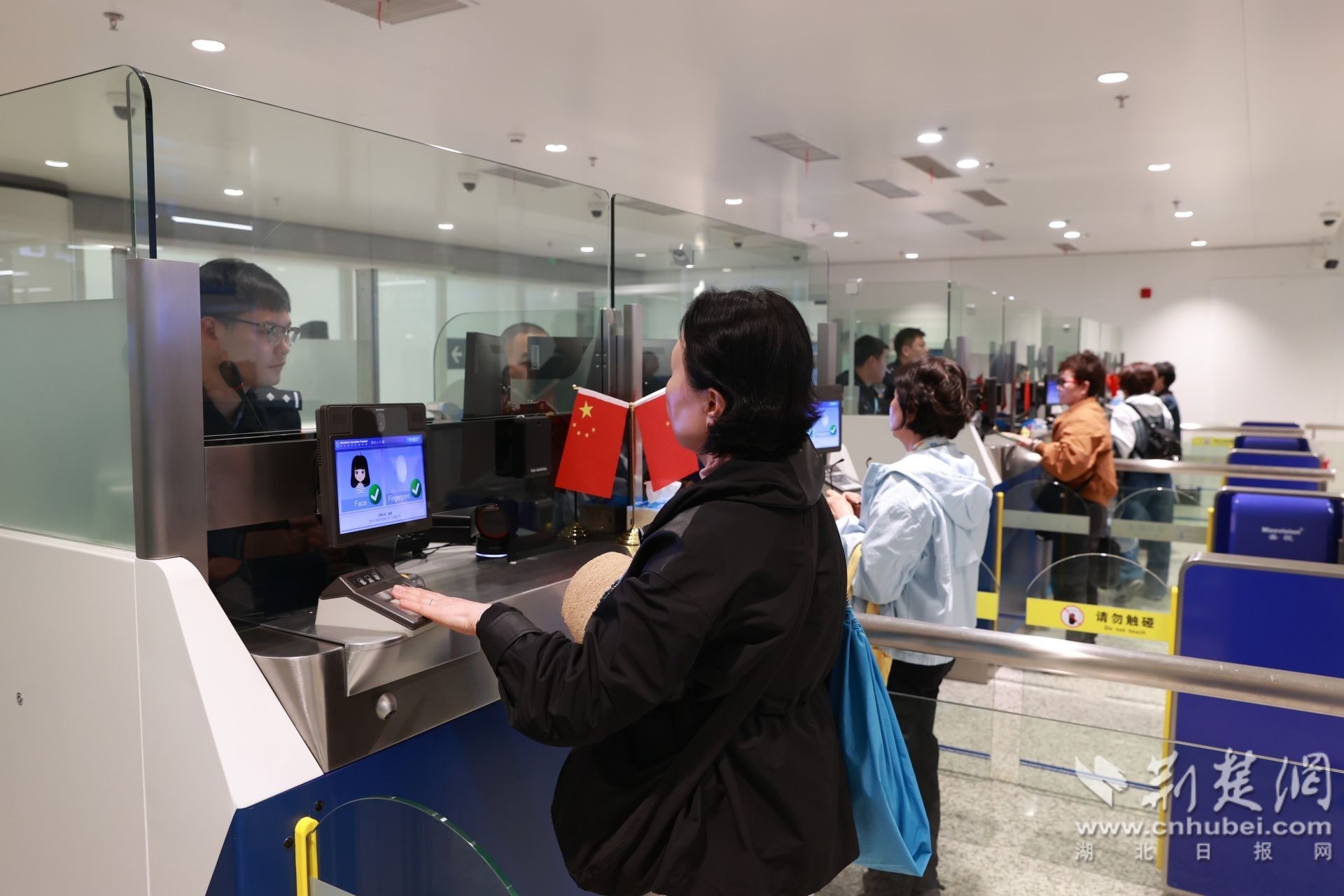 图为韩国旅客办理边检手续 钟鹏宇摄1.JPG.JPG