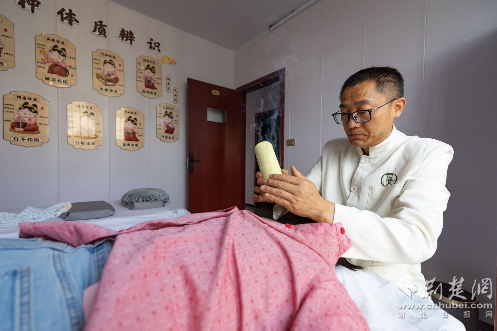 宋发龙正在用艾灸为客人疏通肩颈.jpg.jpg