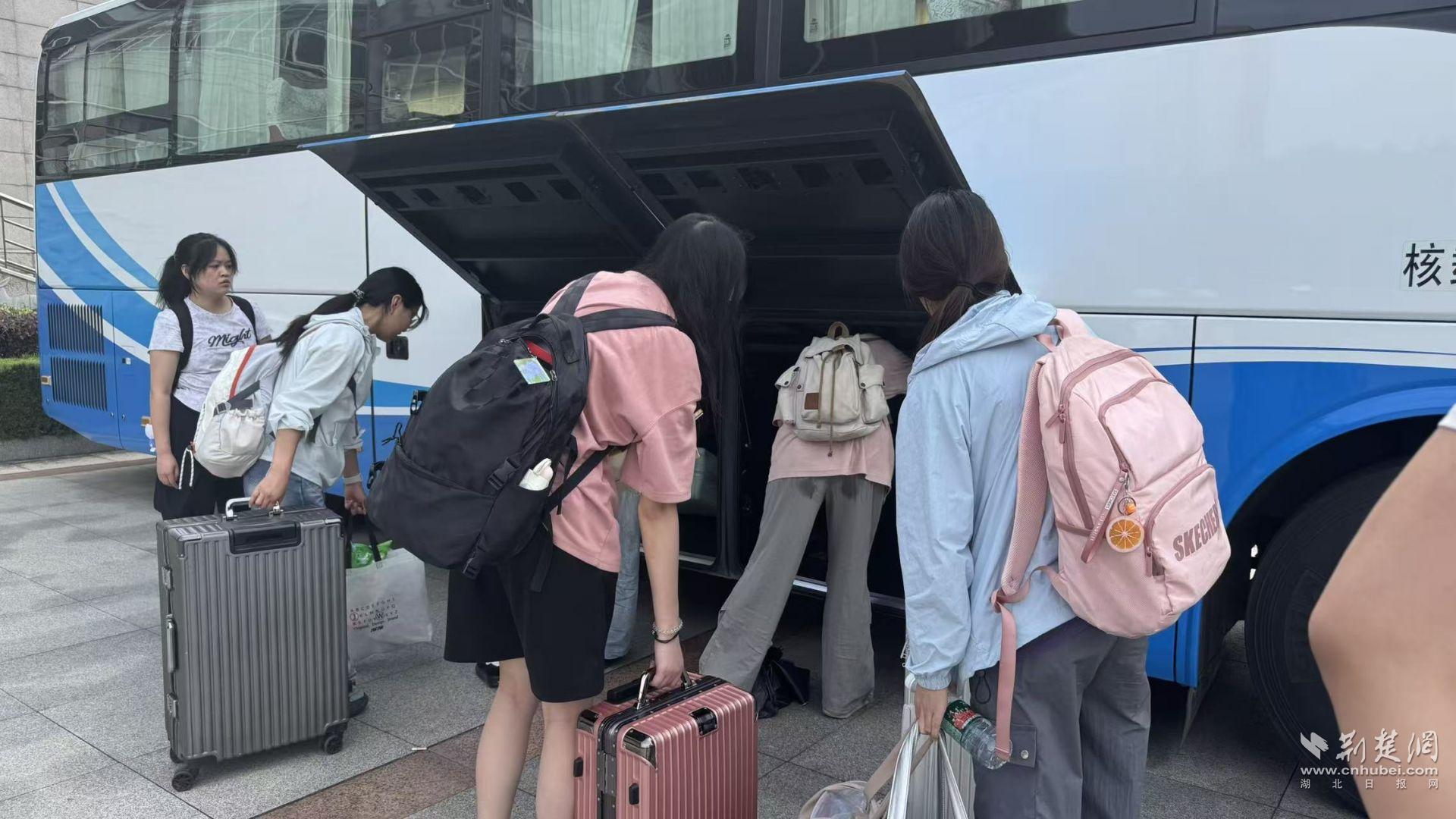 毕业生们搬运行李。莫芷彦 摄.jpg.jpg
