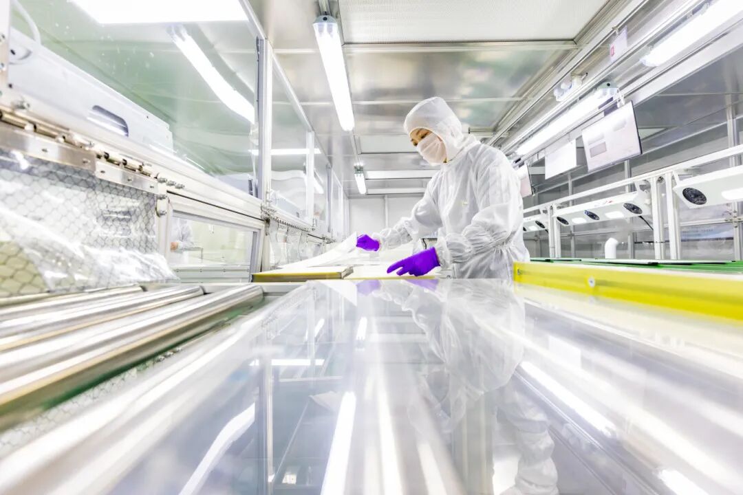 彤辉智能科技天门有限公司LCM无尘车间内，工人们正在加紧安装显示模组.jpg