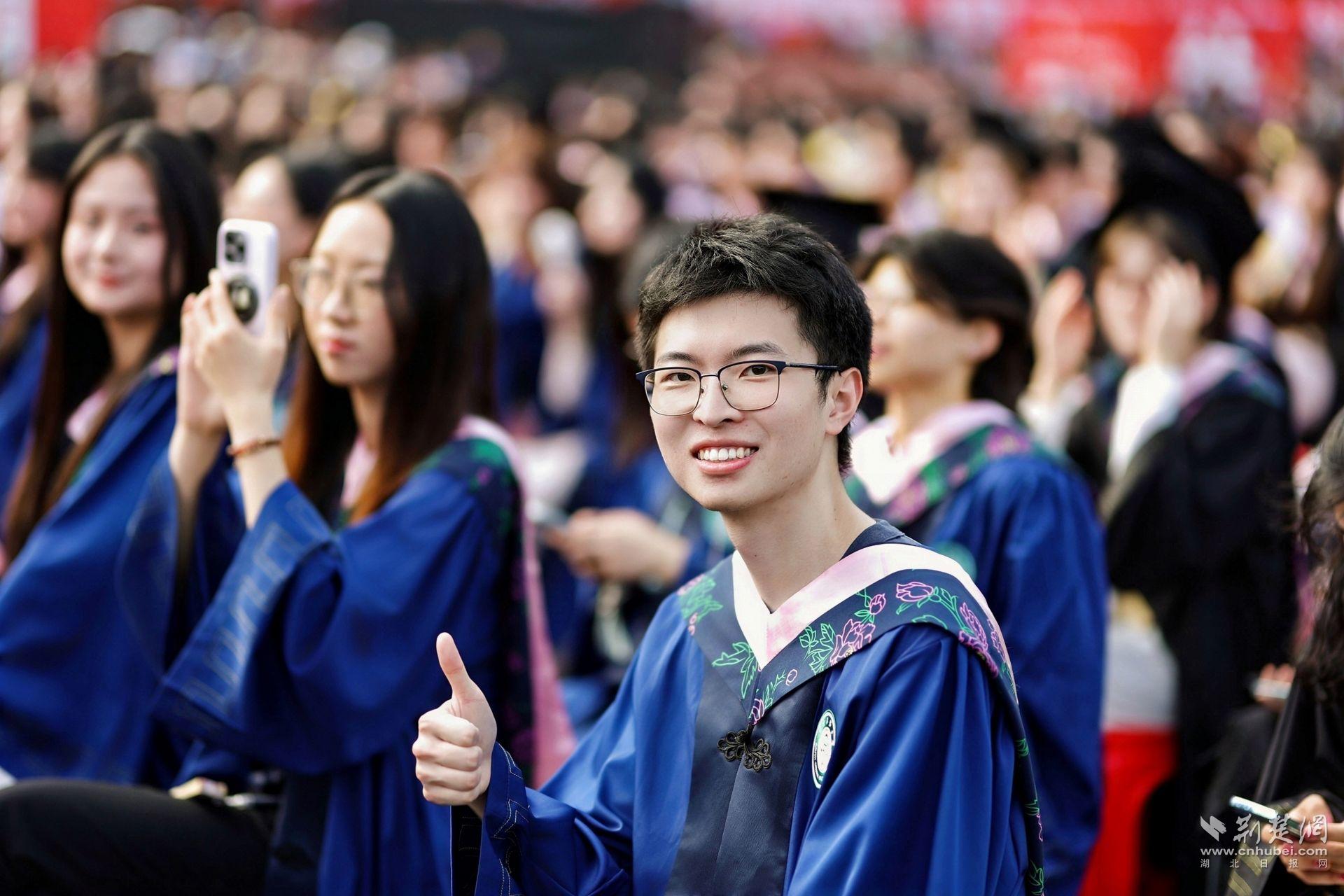 毕业生现场照。学校供图.jpg.jpg