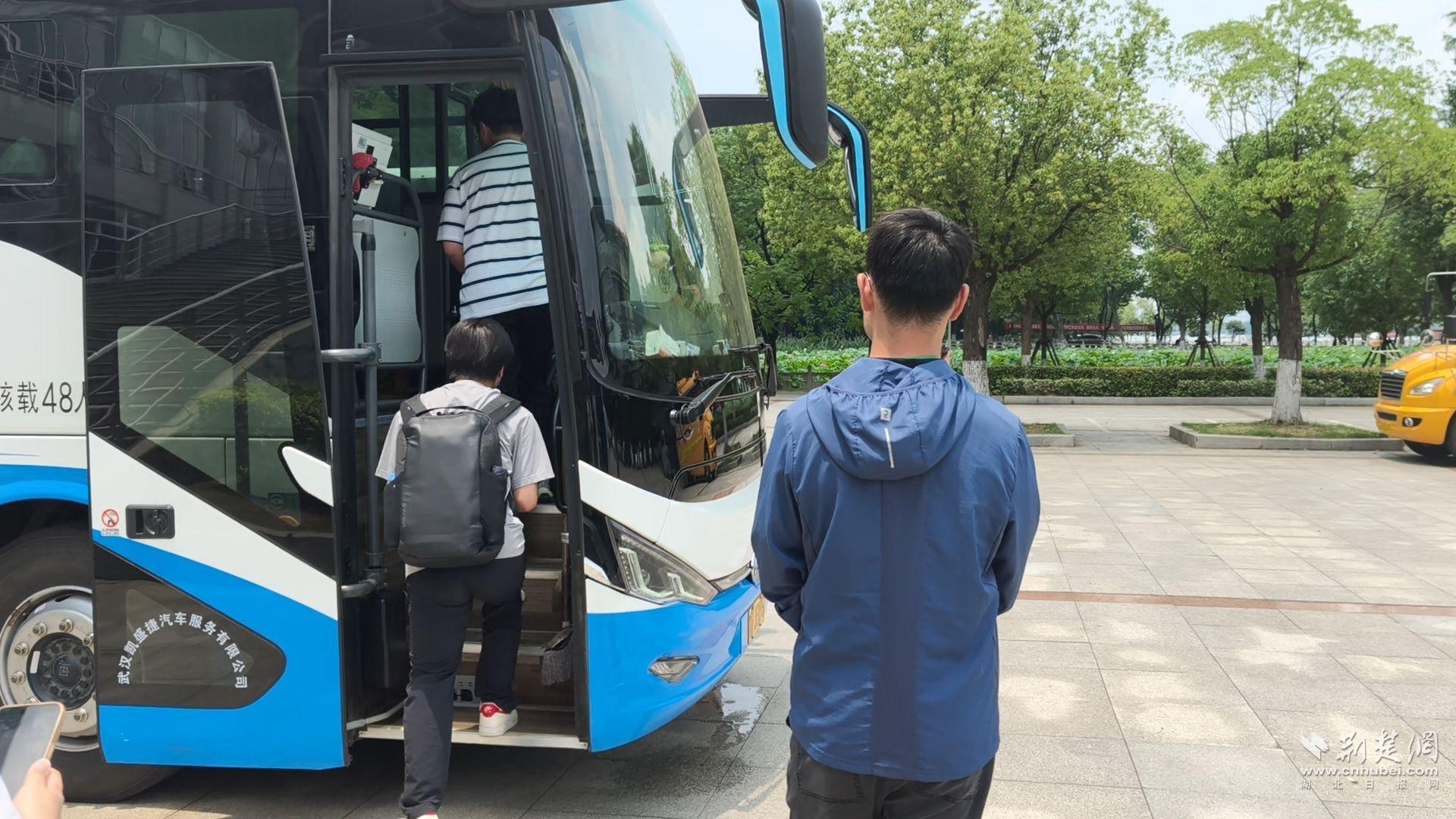 学工部值班教室指引学生上车。陆梓萌 摄.jpeg.jpeg