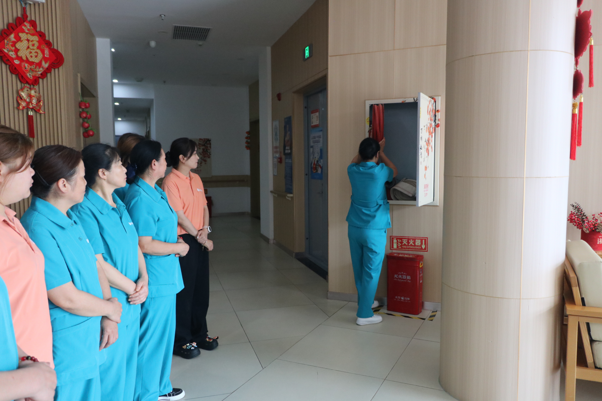 荆州区消防救援局全面铺开养老机构从业人员消防基本技能实操实训工作1.png.png