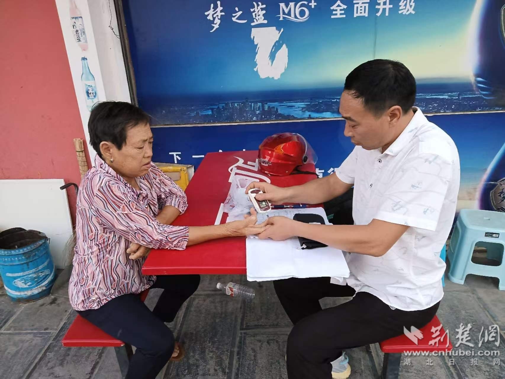 施敬龙为村民测血糖。.jpg