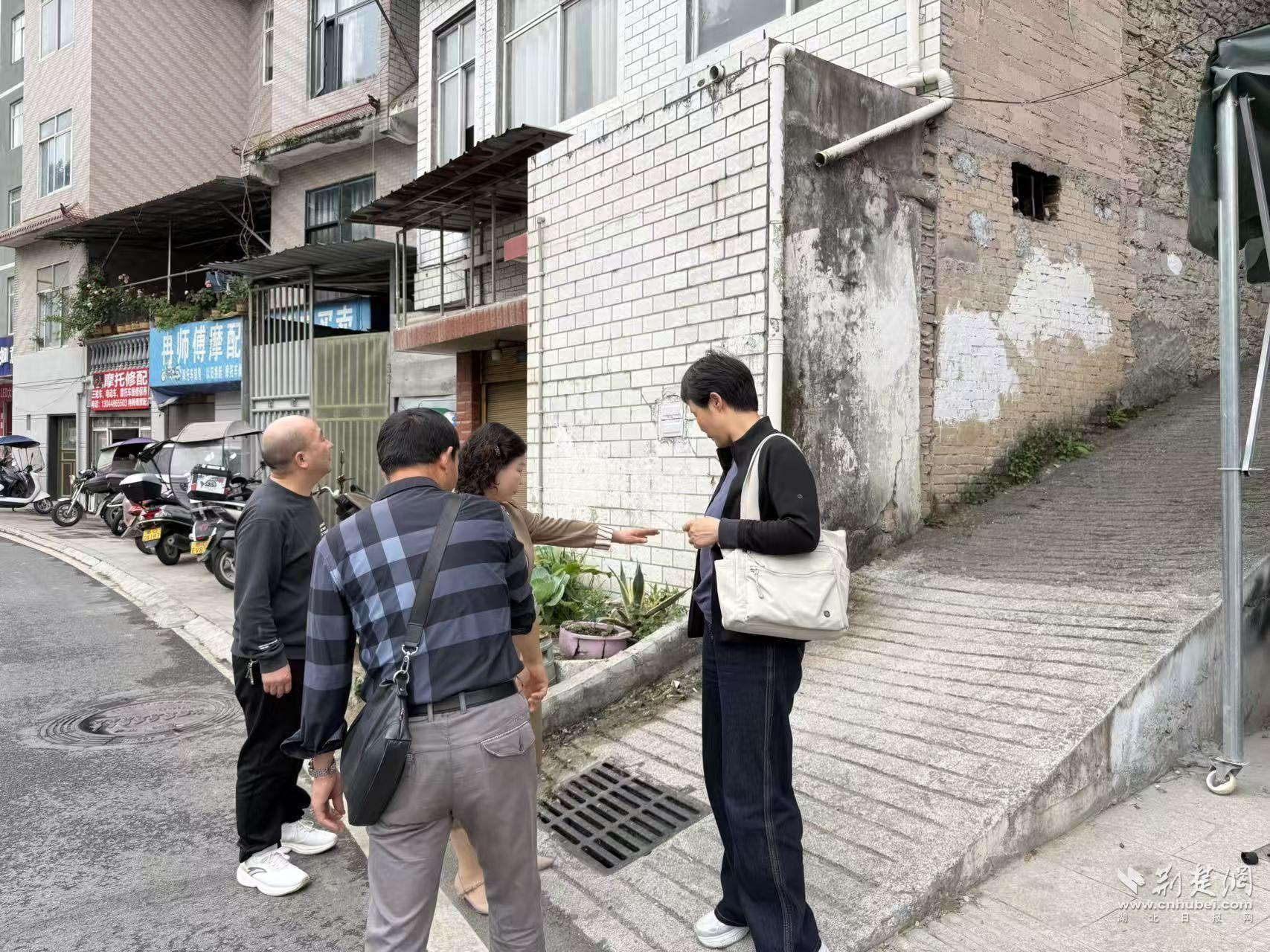人大代表入户走访收集微心愿.jpg.jpg
