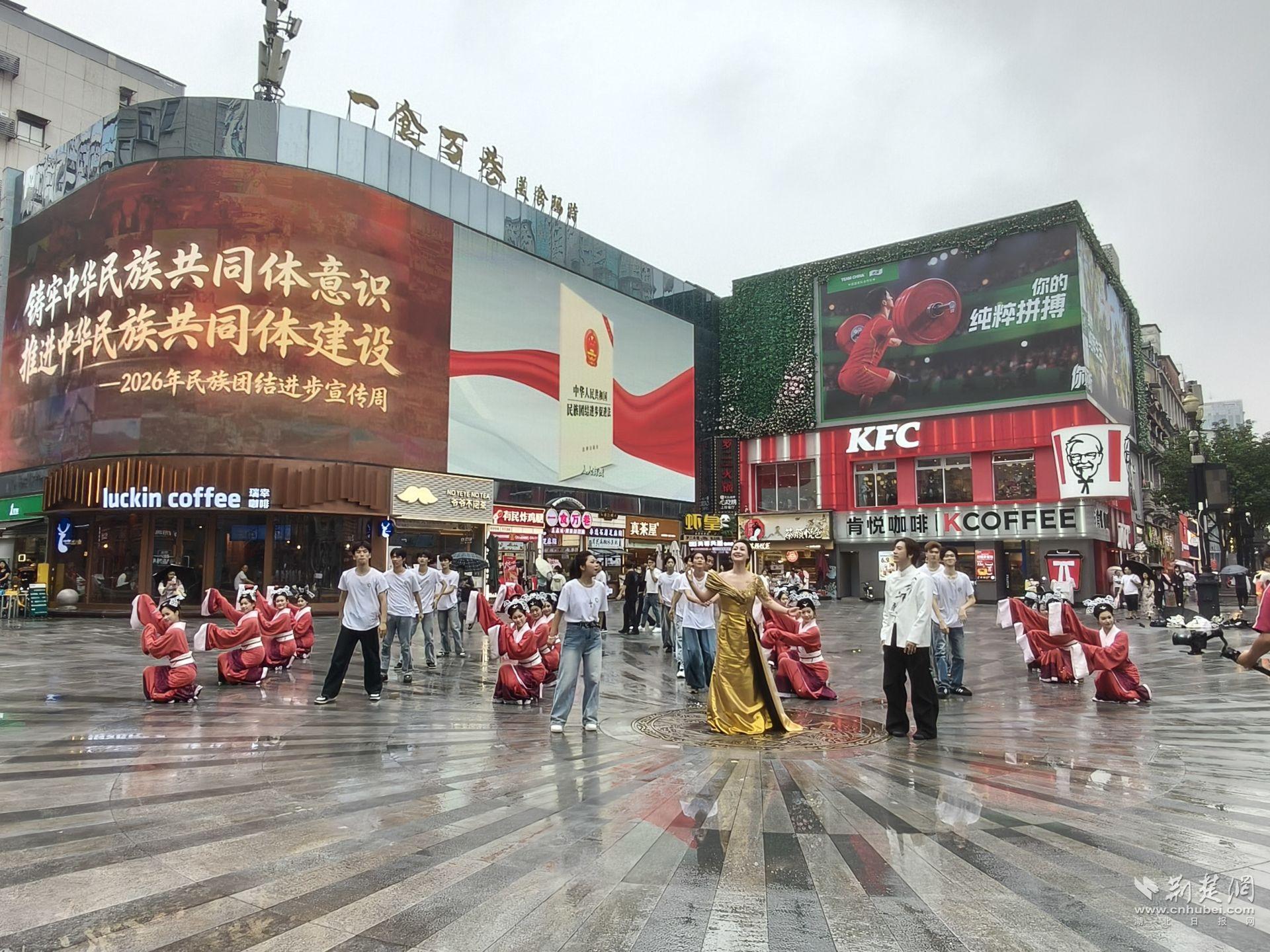 江汉路《楚歌行》节目，歌手正在演唱。谢紫莹 摄 (2).jpg.jpg