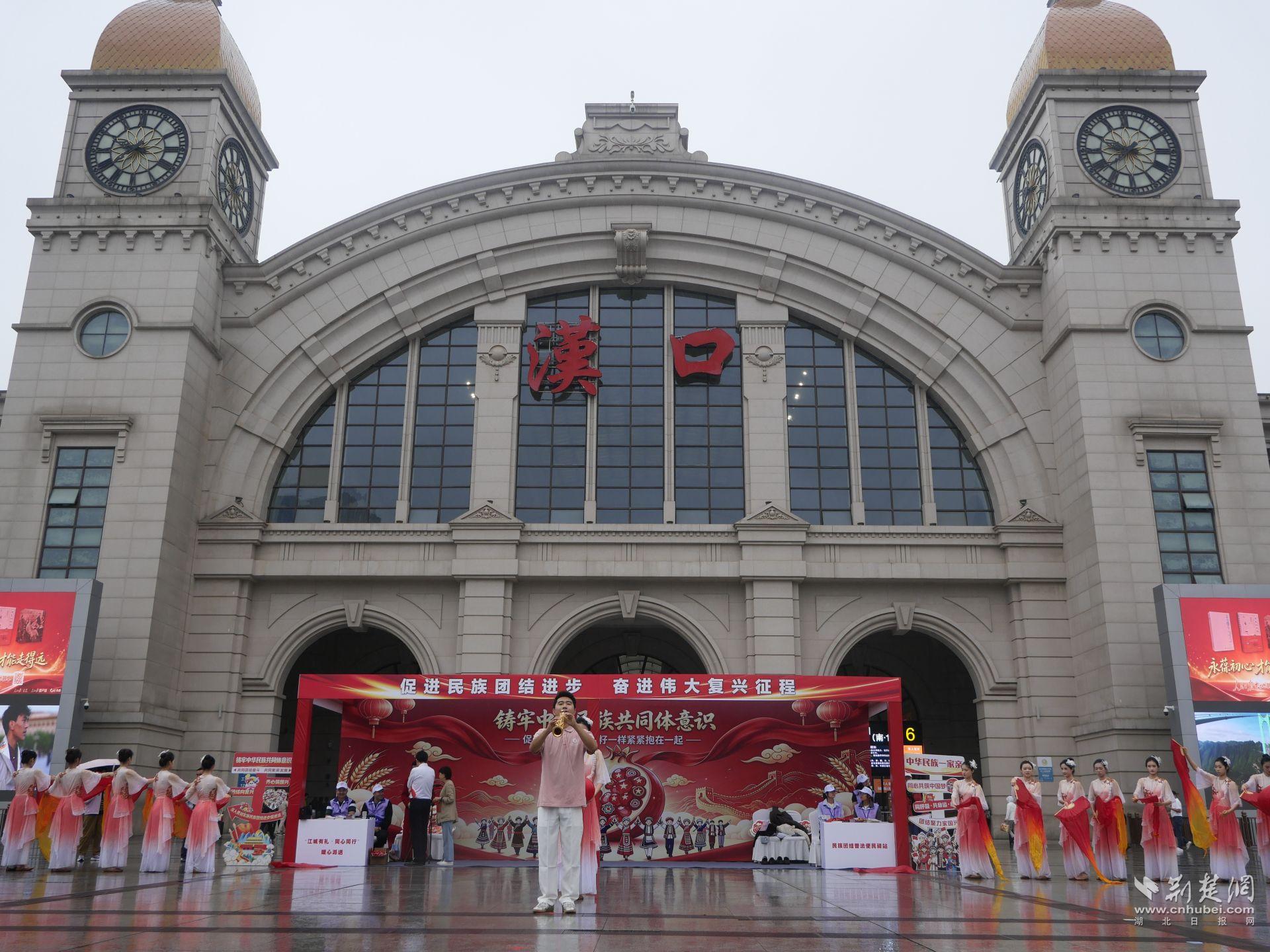 《灯火里的中国》节目，演奏者在吹萨克斯。谢紫莹 摄 (2).JPG.JPG