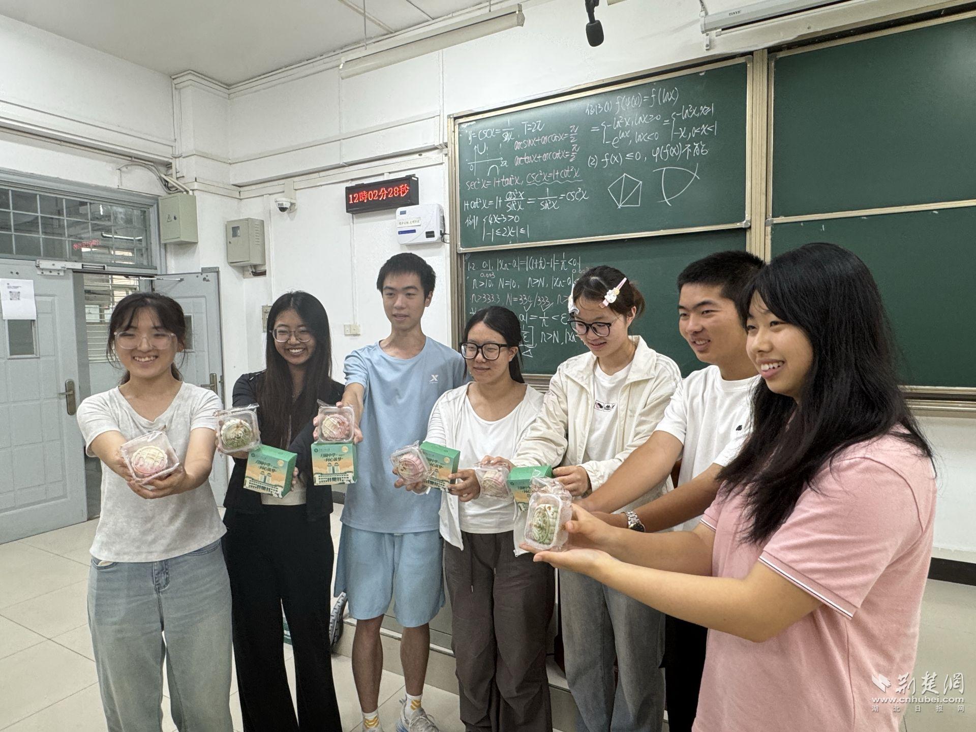 大一新生共同分享月饼  摄影：刘宗麟.jpg.jpg