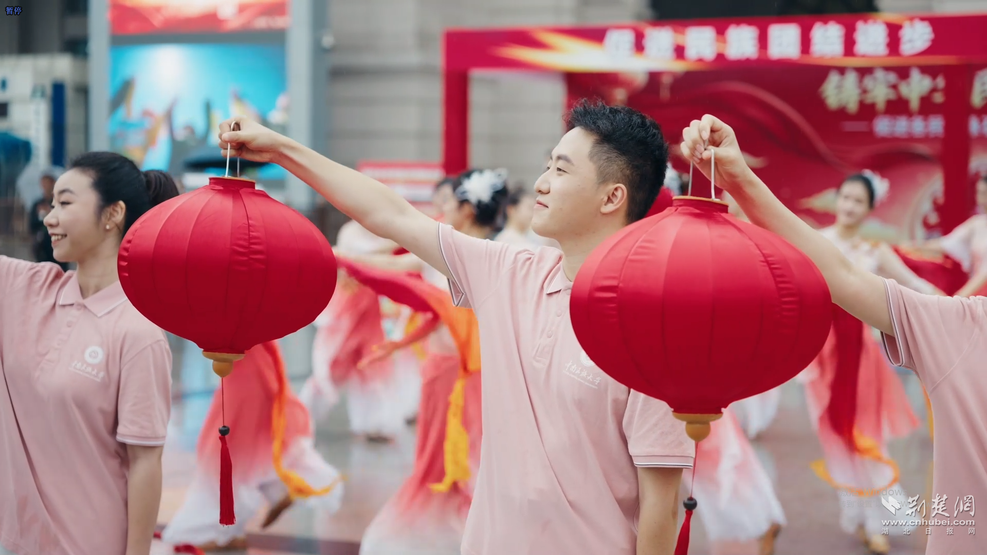 《灯火里的中国》节目现场，歌手举着灯笼演唱。学校供图 (4).jpg.jpg