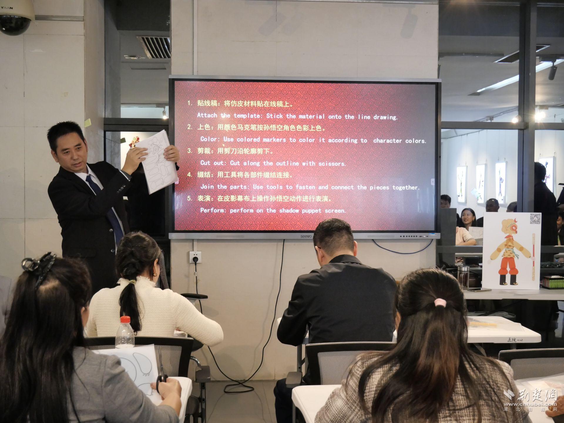美术学院潘俊老师现场讲述制作过程。莫芷彦 摄.jpg.jpg