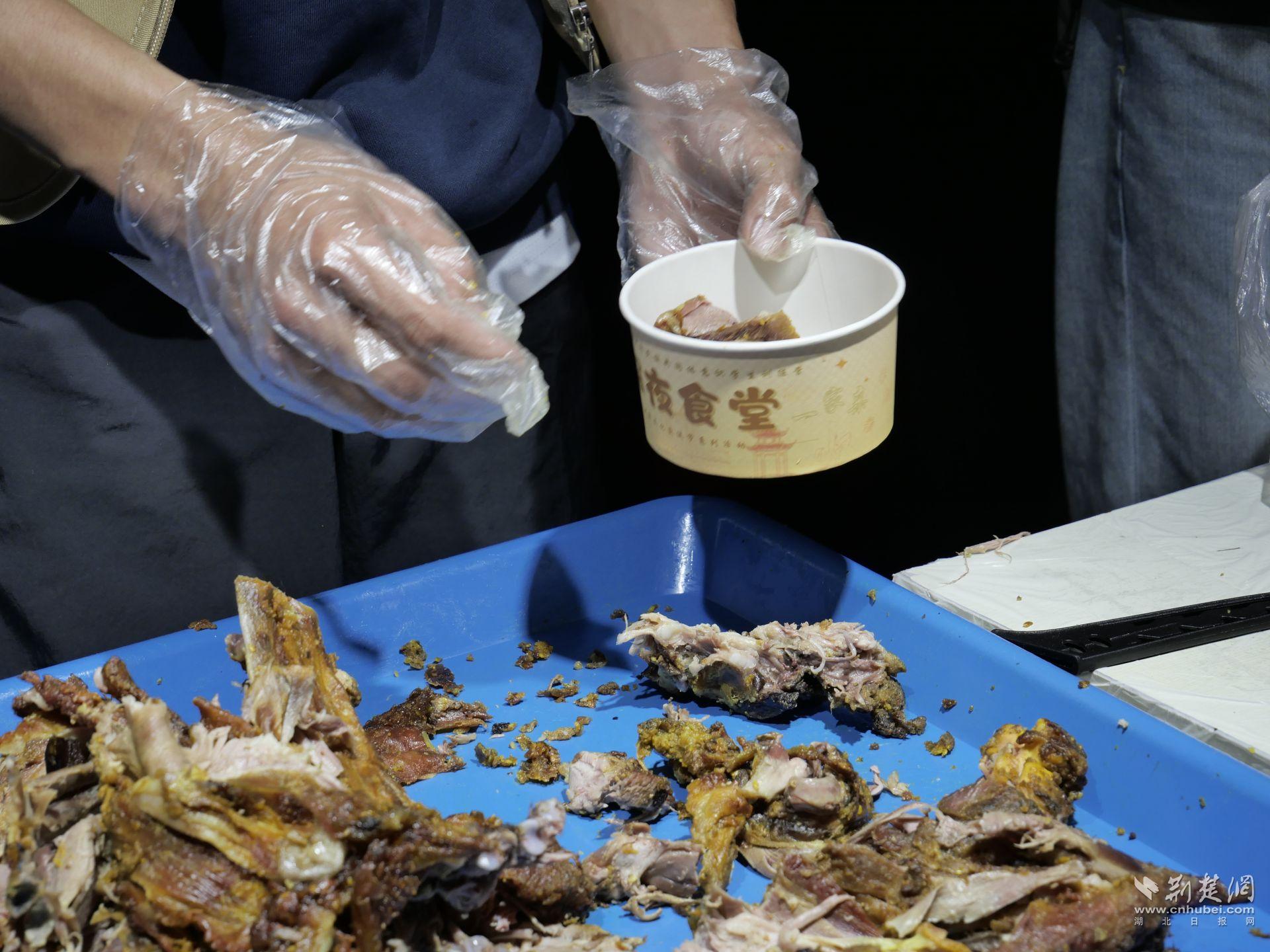 现场美食烤全羊。 马琳果摄.JPG.JPG