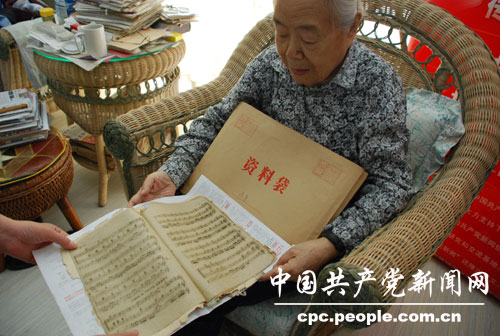 莎莱老人向记者展示当初在延安时候用过的马兰纸讲义