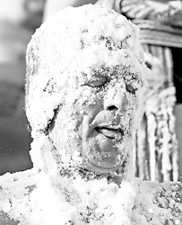 加拿大雪浴勇敢者的游戏 享受雪浴嬉戏(图)