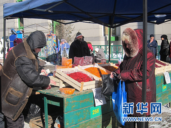西伯利亚严冬热闹的露天市场 商贩对寒冷习以为常