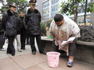 重庆394斤男子讨钱减肥 称喝水都长肉(图)