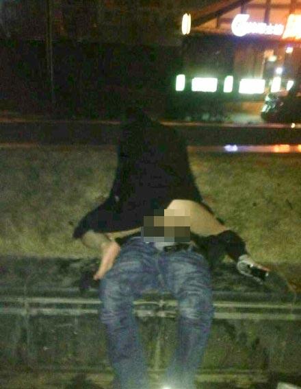 成都猛女闹市区强奸过路男 完事后提上裤子潇洒离开