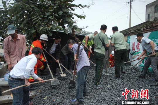 ͼΪ��Ԯ��Ա�뵱�ش���һ������ھ���ʯ����ȱ�����Ա��