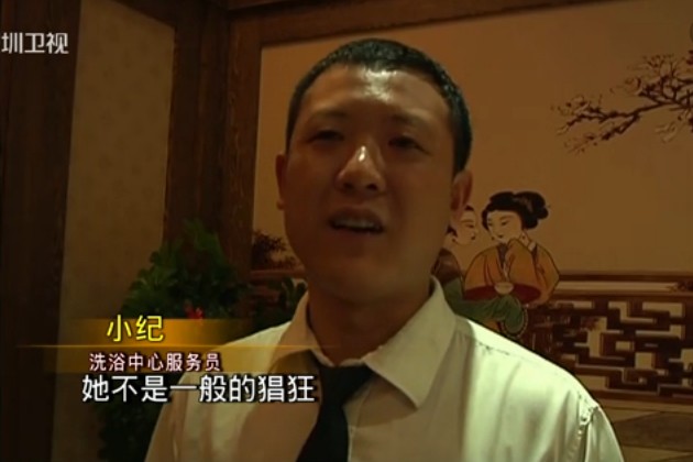 几天前,大连市的一家洗浴中心里顾客和店家发生纠纷,而当警方赶到现场时,女顾客不但不配合工作,还做出了一件让警方意想不到的事情。