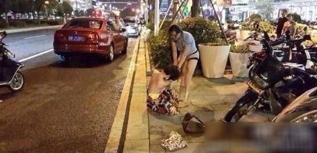 无锡街头疑原配打小三 正室彪悍扒下小三裙子两人狼狈不堪