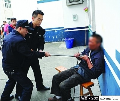 �ֲ�淭С͵ �����ֳ�����ר��ֵ�С͵����(��ͼ)���������������������ޣ����Խ������͸�ĸ���Ͼ���ЩС���⡣9��9�����磬��ĳ�ĸ�ĸ�����ɳ��������丸ĸ���ܣ�����ǰ����ĳ����һ����ҳ��ߣ�Ŀǰ��������������֮�á�Ŀǰ��������ȷ�ϸ����Ӿ������ӵ��Զ�ŮʿƤ���ķ��������ˣ��Դ˰����ڽ�һ������֮�С�