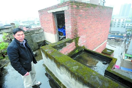 周希明说,19日晚,妻子朱维群从这里(红圈处)顺着绳子爬窗进屋时,绳子突然断裂了。