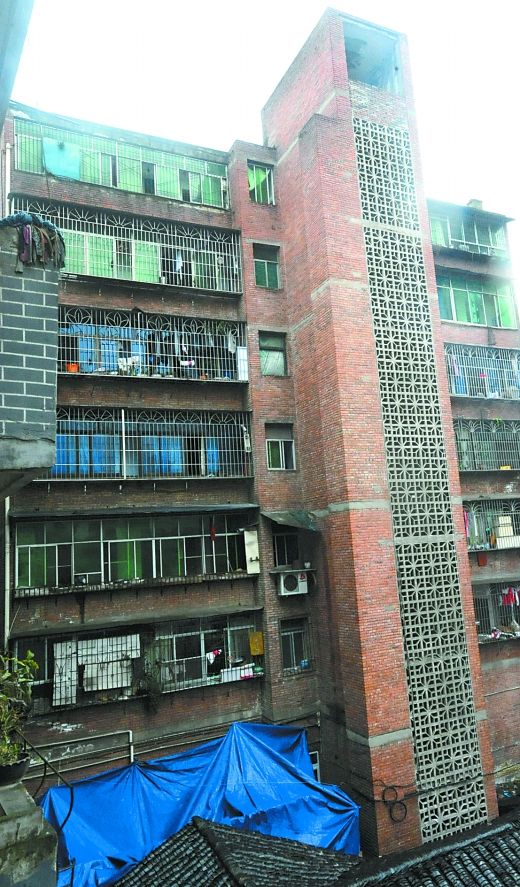 出门忘带钥匙,她爬窗进屋80元省下了,可悲剧发生了