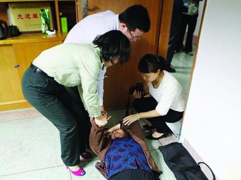 女车主超载被罚2万喝农药索车 官方 请勿乱打悲情牌(图)