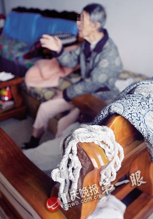 ■婆婆出于无奈才将老伴绑在床上src=
