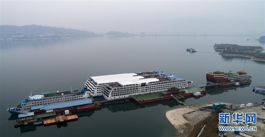 这是2月27日在湖北省秭归县三峡大坝上游拍摄的水位下降后的秭归港(无