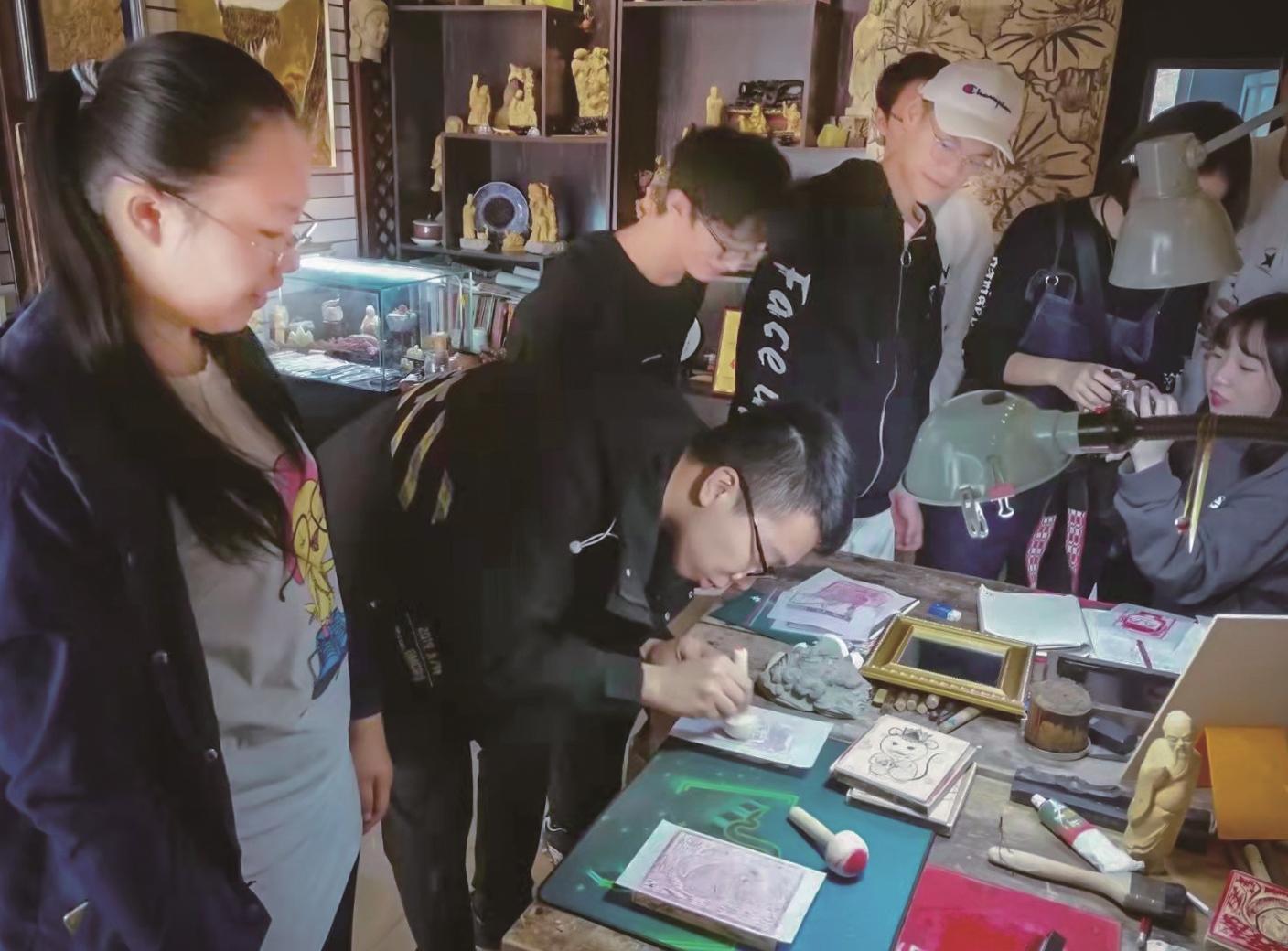 以木为纸雕刻时光