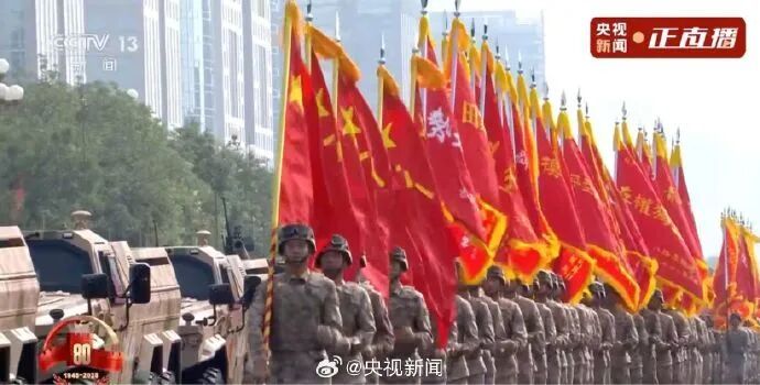 阅兵分列式开始：徒步方队调整队形，空中梯队战机起飞，即将接受检阅